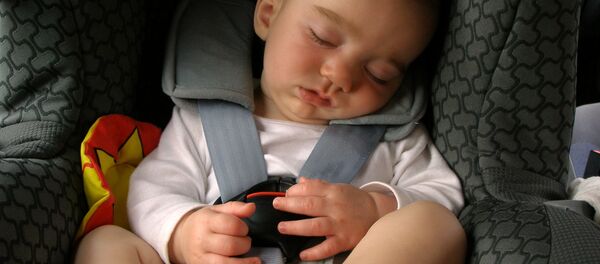 Ребенок спит в детском автомобильном кресле. Архивное фото Ребенок спит в детском автомобильном кресле. Архивное фото - Sputnik Беларусь