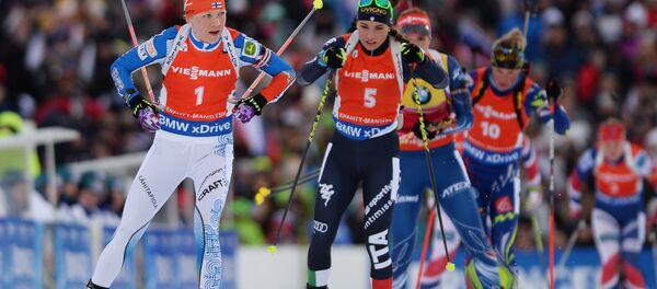 Слева направо: Кайса Мякяряйнен (Финляндия) , Доротея Вирер (Италия) на дистанции гонки преследования среди женщин на девятом этапе Кубка мира по биатлону - Sputnik Беларусь