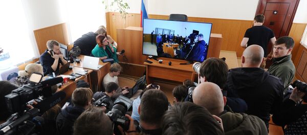 Журналисты смотрят трансляцию из зала заседаний Донецкого областного суда - Sputnik Беларусь