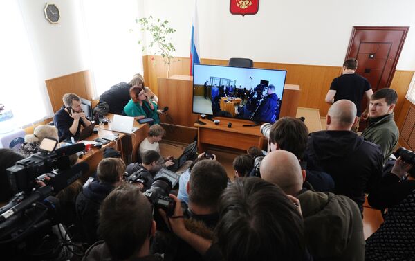 Журналисты смотрят трансляцию из зала заседаний Донецкого областного суда - Sputnik Беларусь