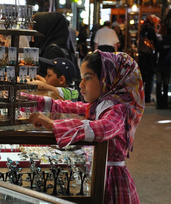 Девочка рассматривает украшения на базаре города Исфахана - Sputnik Беларусь