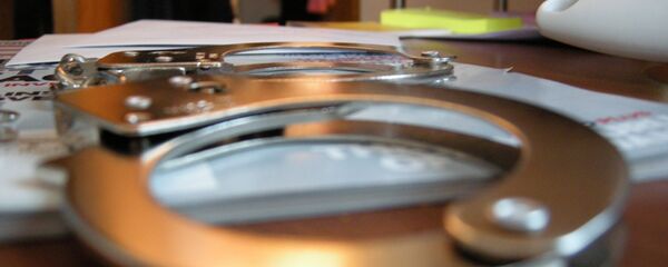 Наручники на столе, архивное фото - Sputnik Беларусь