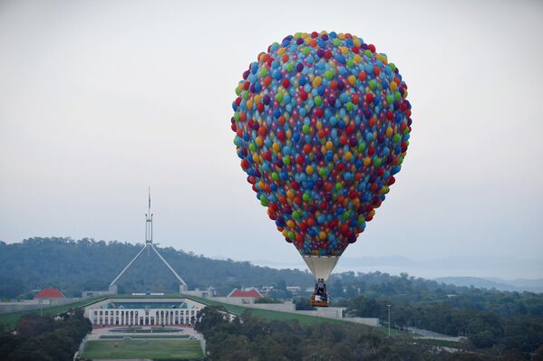 Воздушный шар возле здания парламента в Канберре - Sputnik Беларусь