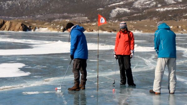 СПУТНИК_Гольф на льду, или Как спортсмены играли на замерзшем заливе озера Байкал - Sputnik Беларусь
