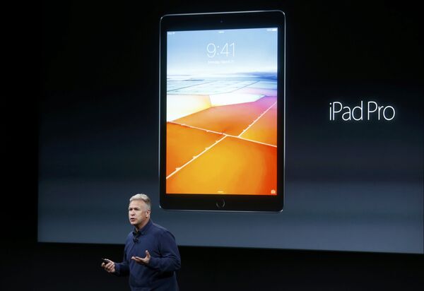 Фил Шиллер представляет 9-дюймовый iPad Pro в Купертино. Фил Шиллер представляет 9-дюймовый iPad Pro в Купертино. - Sputnik Беларусь