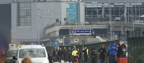 Люди покидают аэропорт Завентем в Брюсселе, Бельгия, после взрыва - Sputnik Беларусь