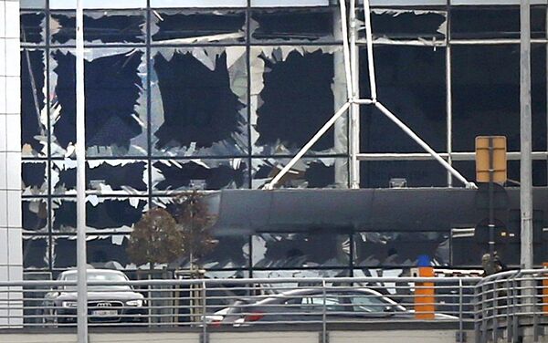 Разбитое стекло зоны вылета в аэропорту Завентем, Брюссель - Sputnik Беларусь