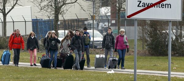 Люди идут пешком из аэропорта Завентем после взрыва - Sputnik Беларусь