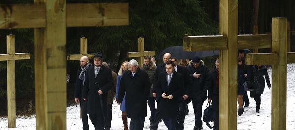 Министр иностранных дел Польши Витольд Ващиковски и посол Польши в РБ Конрад Павлик в Куропатах - Sputnik Беларусь