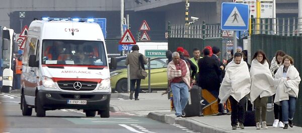 Люди в одеялах покидают место взрыва в Брюсселе - Sputnik Беларусь