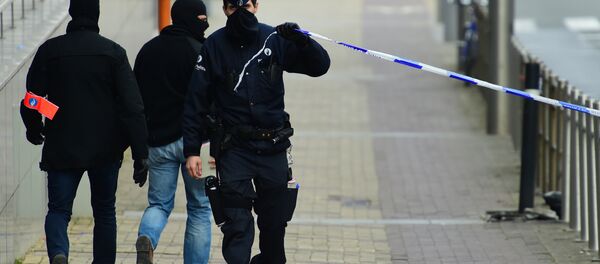 Полицейский оцепливает периметр возле станции метро в Брюсселе Полицейский оцепливает периметр возле станции метро в Брюсселе - Sputnik Беларусь