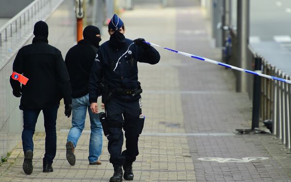 Полицейский оцепливает периметр возле станции метро в Брюсселе - Sputnik Беларусь