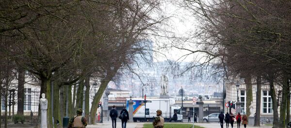 Бельгийские полицейские патрулируют в парке Брюсселя после взрывов - Sputnik Беларусь