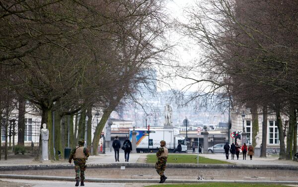 Бельгийские полицейские патрулируют в парке Брюсселя после взрывов - Sputnik Беларусь