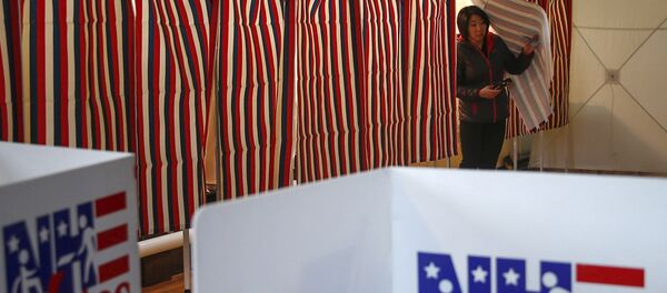 A woman looks to cast her ballot after voting in New Hampshire's first-in-the-nation primary in Bethelehem Town Hall, New Hampshire A woman looks to cast her ballot after voting in New Hampshire's first-in-the-nation primary in Bethelehem Town Hall, New Hampshire - Sputnik Беларусь