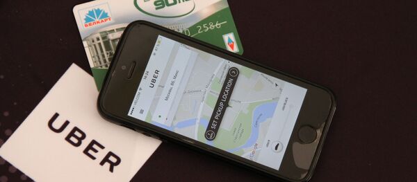 Приложение Uber на смартфоне и карточка Белкарт - Sputnik Беларусь
