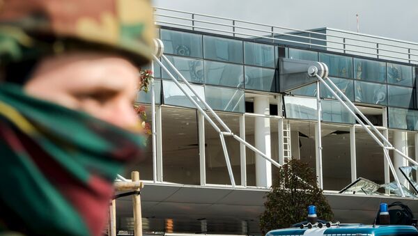 Сотрудник силовых структур Бельгии у здания аэропорта в Брюсселе - Sputnik Беларусь