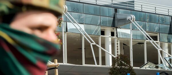 Сотрудник силовых структур Бельгии у здания аэропорта в Брюсселе - Sputnik Беларусь