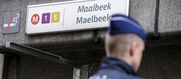 Полицейский у станции метро Мальбек в Брюсселе - Sputnik Беларусь