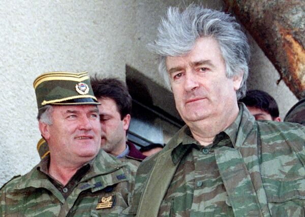 Радован Караджич (справа) и генерал Ратко Младич в апреле 1995 года Радован Караджич (справа) и генерал Ратко Младич в апреле 1995 года - Sputnik Беларусь