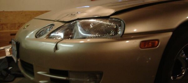 Помятый капот автомобиля. Архивное фото Помятый капот автомобиля. Архивное фото - Sputnik Беларусь