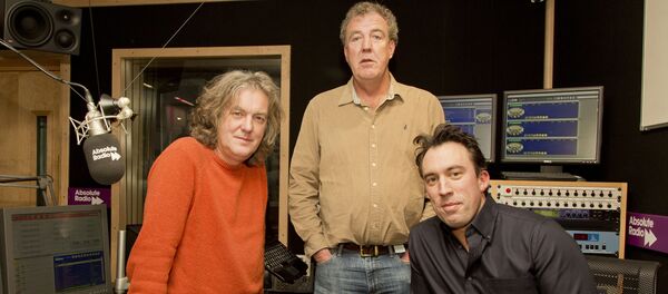 Джереми Кларксон и Джеймс Мэй с радиоведущим Джимми О'Коннелом - Sputnik Беларусь