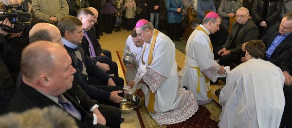 Обряд омовения ног в минском архикафедральном костеле Пресвятой Девы Марии - Sputnik Беларусь