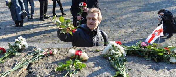 Анатолий Лебедько возлагает цветы к памятнику Янки Купалы - Sputnik Беларусь