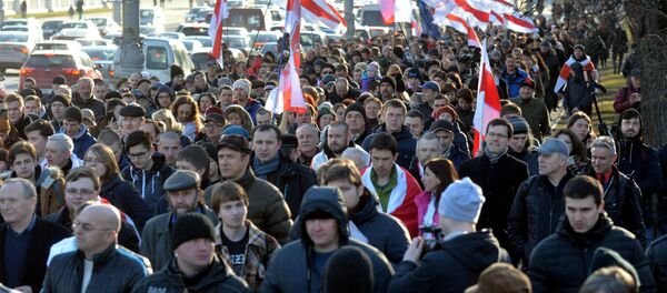 Участники шествия идут к площади Якуба Коласа - Sputnik Беларусь