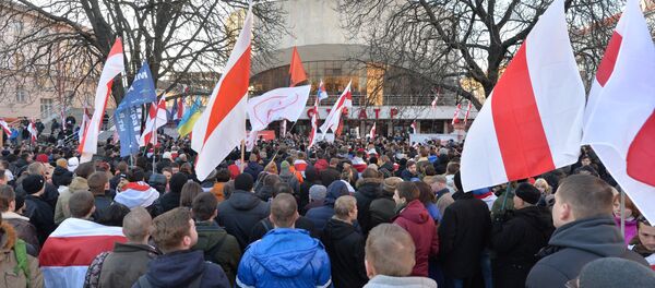 Участники акции возле кинотеатра Октябрь - Sputnik Беларусь