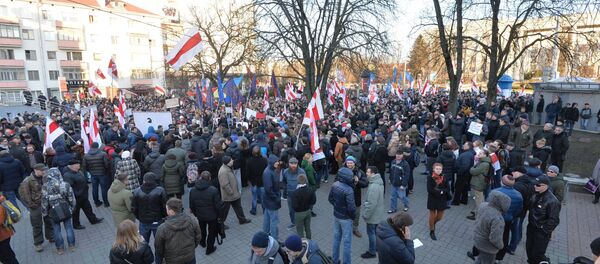 Участники акции в День Воли возле кинотеатра Октябрь - Sputnik Беларусь