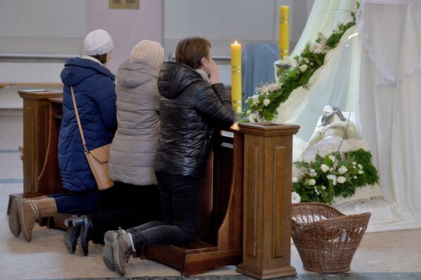 Минские прихожане традиционно в Страстную Пятницу молятся в костеле у скульптуры снятого с креста Иисуса. - Sputnik Беларусь