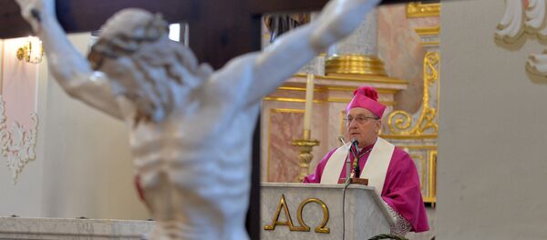 Урачыстую службу ў Страсную Пятніцу ў Архікафедральным саборы ў Мінску ўзначаліў мітрапаліт Тадэвуш Кандрусевіч. - Sputnik Беларусь