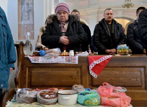 В канун Пасхи минские католики несут освящать в костелы не только яйца и куличи, но и воду. - Sputnik Беларусь