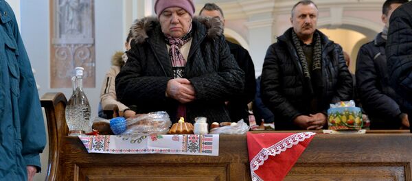 В канун Великой Субботы минские католики несут освящать в костелы не только яйца и куличи, но и воду. - Sputnik Беларусь