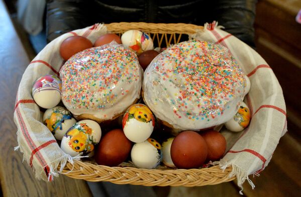 Традиционные продукты, которые белорусы несут в костел в Великую Субботу, - куличи и крашеные яйца. - Sputnik Беларусь