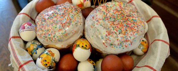 Традиционные продукты, которые белорусы несут в костел в Великую Субботу, - куличи и крашеные яйца. - Sputnik Беларусь