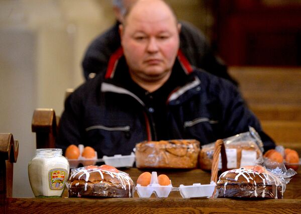 В числе традиционных пасхальных продуктов, которые приносят католики в Великую Субботу в костелы, не только куличи и яйца, но и соль - ее хранят целый год и берут с собой на кладбища на Радуницу и Деды. - Sputnik Беларусь