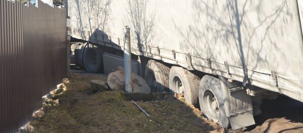 Фура провалилась в колодец в Заславле - Sputnik Беларусь