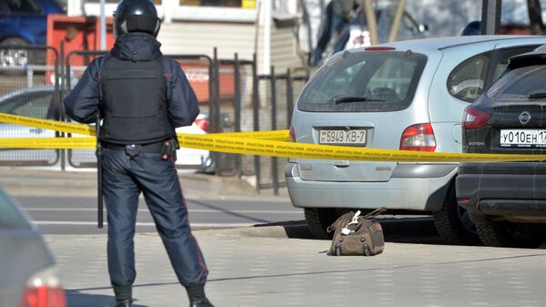 Сотрудник милиции во время разминирования. Архивное фото - Sputnik Беларусь