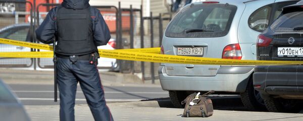 Сотрудник милиции возле безхозной сумки - Sputnik Беларусь