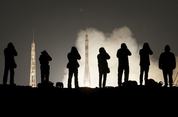 Фотографы снимают старт космического корабля Союз ТМА-20М - Sputnik Беларусь