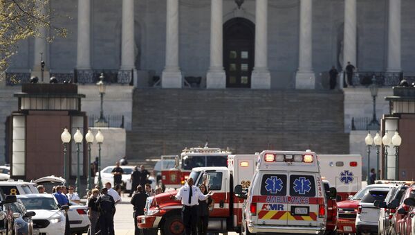 Машины скорой помощи перед зданием Капитолия после эвакуации посетителей, Вашингтон, 28 марта - Sputnik Беларусь