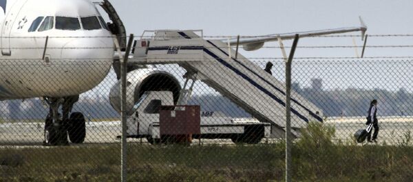 Один из членов экипажа освобожден от угнанного EgyptairA320 Airbus в аэропорту Ларнаки - Sputnik Беларусь