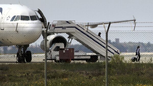 Один из членов экипажа освобожден от угнанного EgyptairA320 Airbus в аэропорту Ларнаки - Sputnik Беларусь
