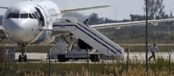 Заложники убегают из захваченного самолета - Sputnik Беларусь