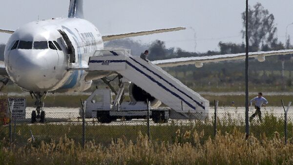 Заложники убегают из захваченного самолета - Sputnik Беларусь
