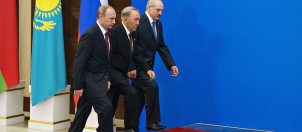 Президент России Владимир Путин, президент Казахстана Нурсултан Назарбаев и президент Беларуси Александр Лукашенко (слева направо) Президент России Владимир Путин, президент Казахстана Нурсултан Назарбаев и президент Беларуси Александр Лукашенко (слева направо) - Sputnik Беларусь
