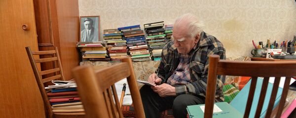 Народный поэт Беларуси Нил Гилевич, февраль 2015 года Народный поэт Беларуси Нил Гилевич, февраль 2015 года - Sputnik Беларусь