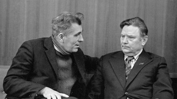 Поэт Нил Гилевич (слева) беседует с Народным поэтом Беларуси Максимом Танком (справа) - Sputnik Беларусь